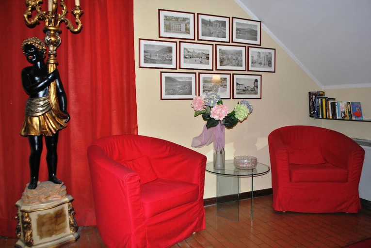 Public Area, Il Loggiato dei Serviti, Como