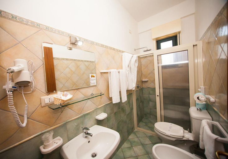Bathroom 4, Hotel Donna Rosa, Messina