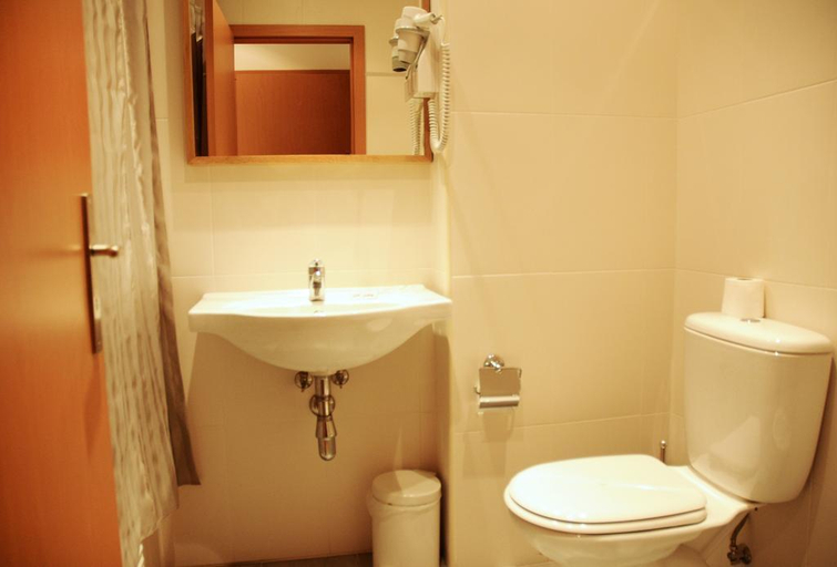 Bathroom 4, Residencial Canada, Lisbon