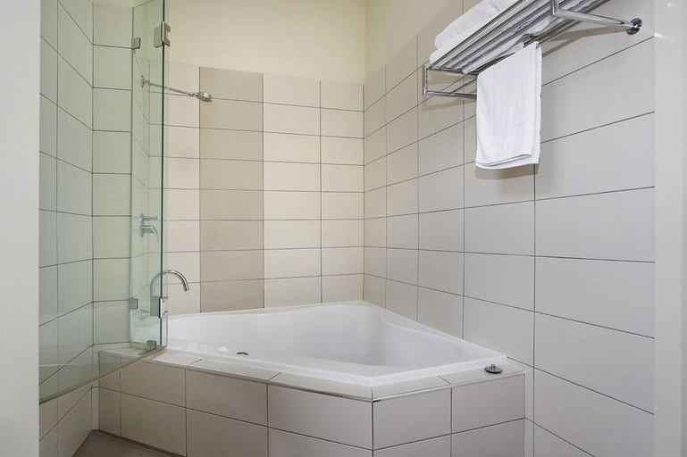 Bathroom 4, Prince of Wales Motor Inn, Wagga Wagga - Pt A