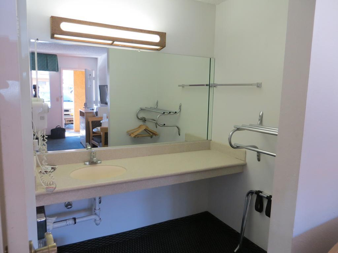 Bathroom 4, Riverside Inn and Suites, Riverside
