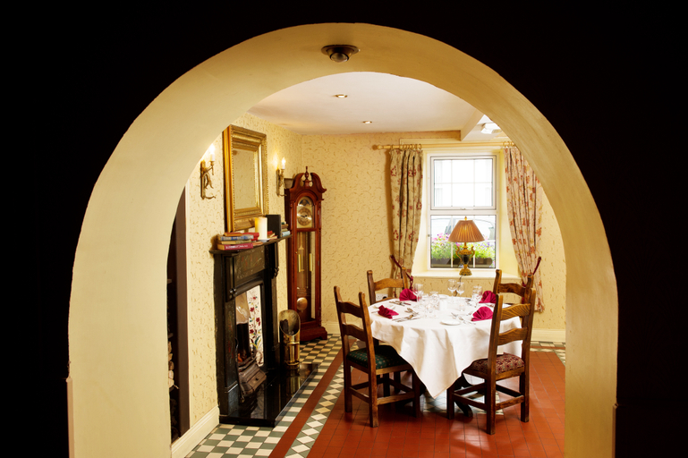 Others 5, The Wild Atlantic Lodge