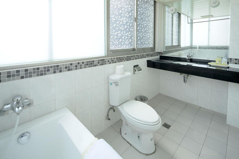 Bathroom 4, Lincoln, Tainan