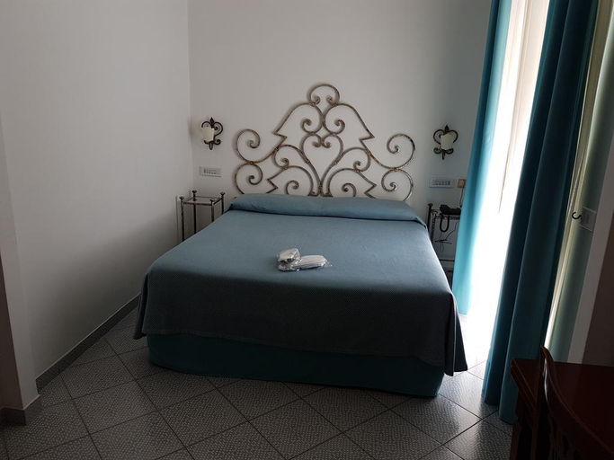 Bedroom 3, Hotel Bristol, Napoli