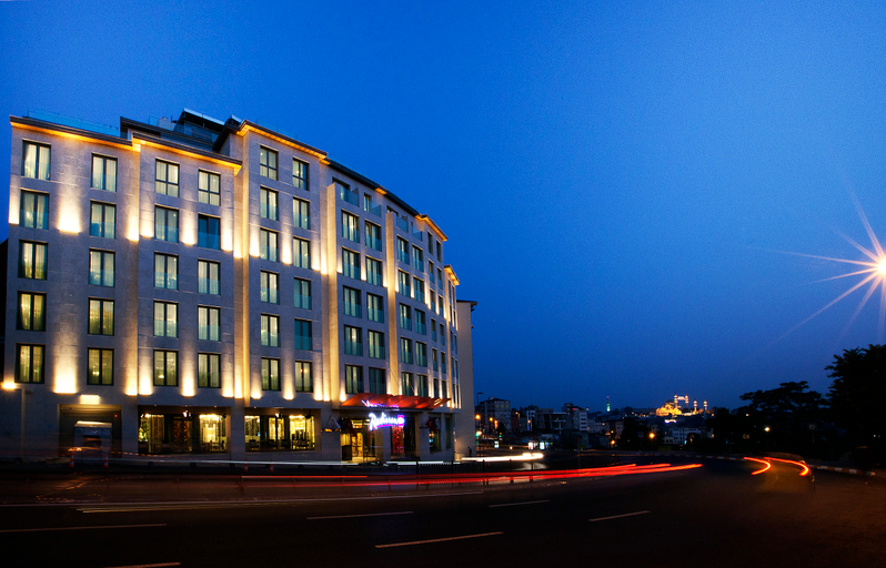 Exterior & Views