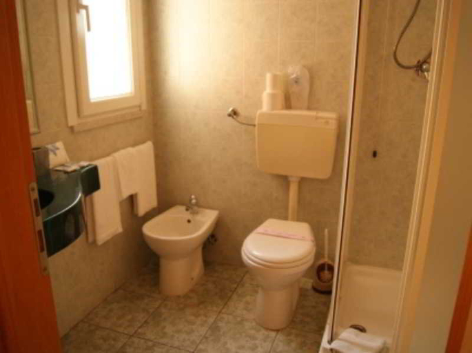 Bathroom 4, Hotel Dolly, Lucca