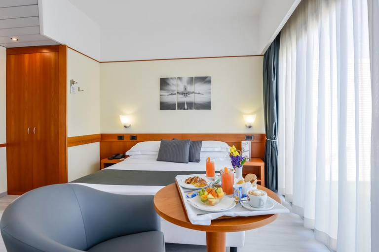 Bedroom 3, Hotel Bologna Airport, Bologna