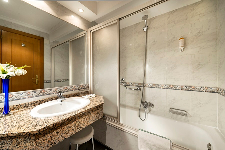 Bathroom 4, Trafalgar, Madrid