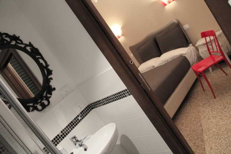 Bathroom 5, Hotel Bologna, Genova