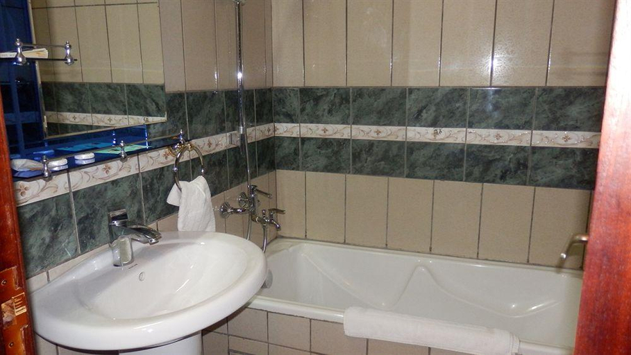 Bathroom 4, Minotel Vallee des Princes, Wouri