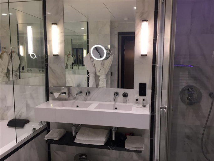 Bathroom 4, Hôtel Cannes Centre Univers, Alpes-Maritimes