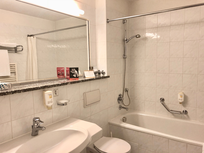 Bathroom 4, Hotel Bayerischer Hof Dresden, Dresden