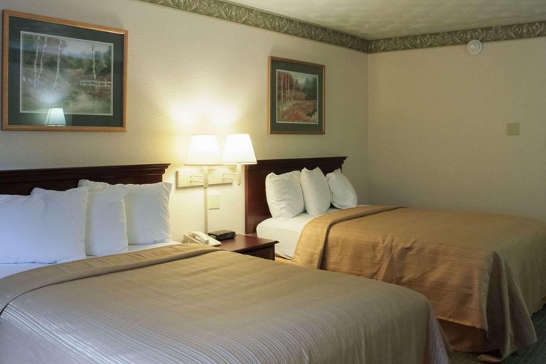 Bedroom 2, The Royal Inn & Suites, Summit