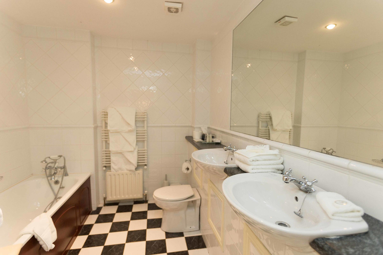 Bathroom 4, Sheedy's Country House Hotel