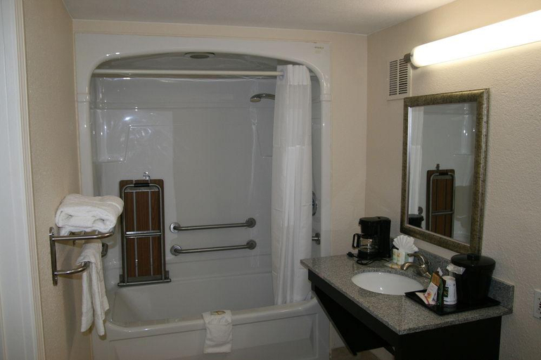 Bathroom 5, Quality Inn & Suites Fairgrounds West, Oklahoma
