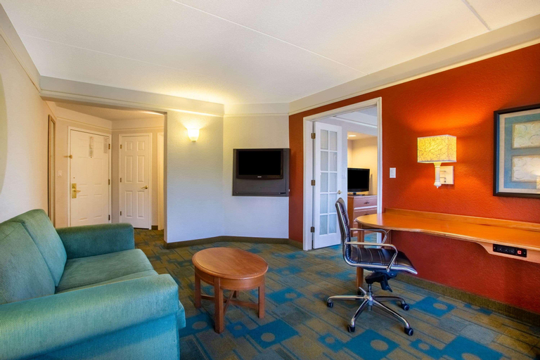 La Quinta Inn & Suites by Wyndham Charlotte Airport South, Mecklenburg
