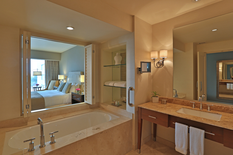 Bathroom 5, Bristol Panama, a Registry Collection Hotel, Panamá