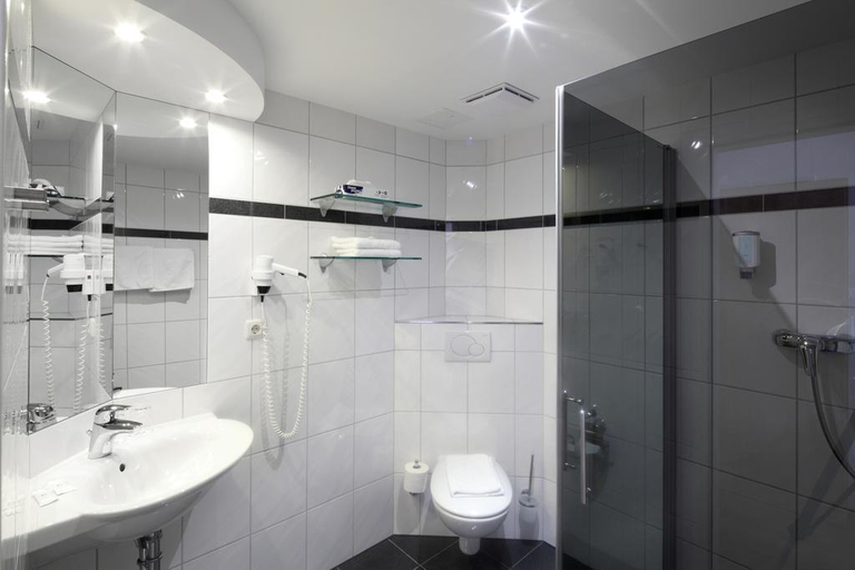 Bathroom 3, Am Segelhafen, Kiel