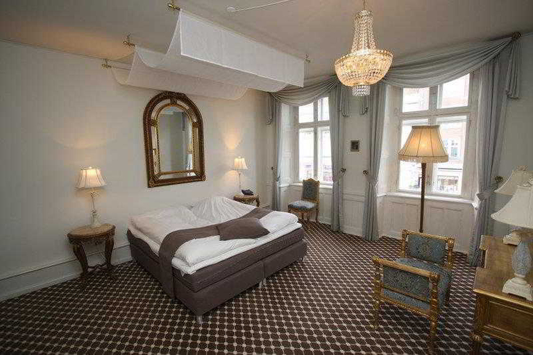 Bathroom 4, Jorgensens Hotel, Horsens