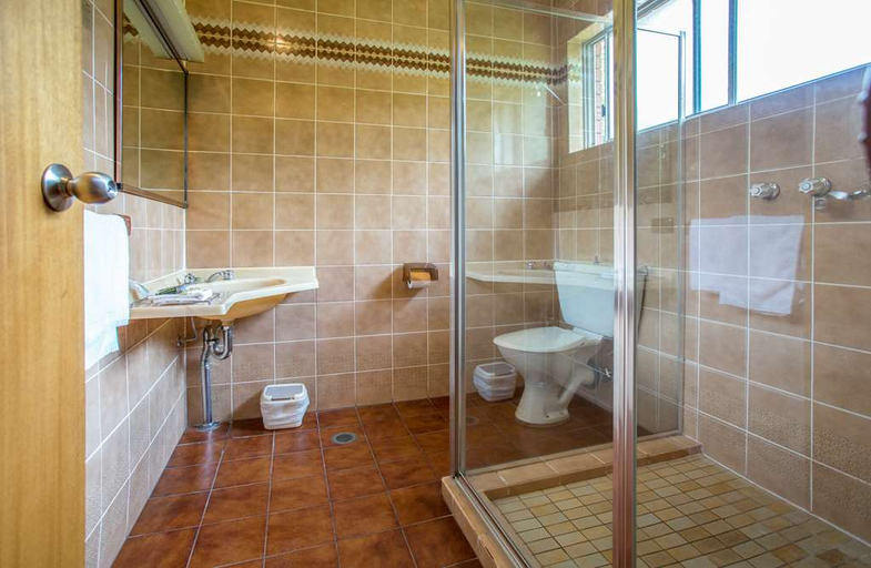 Bathroom 5, Meramie Motor Inn, Albury