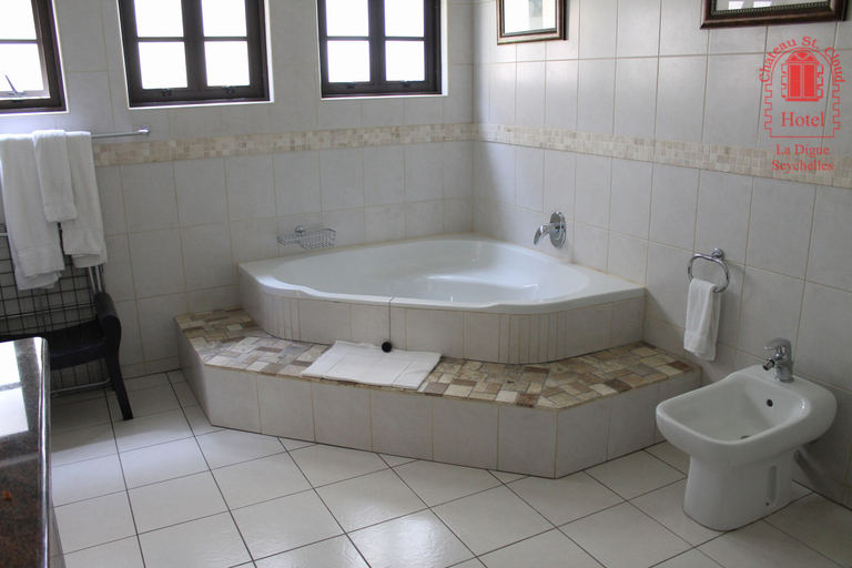 Bathroom 4, Chateau St Cloud