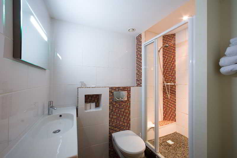 Bathroom 4, Hôtel Esplanade, Bas-Rhin