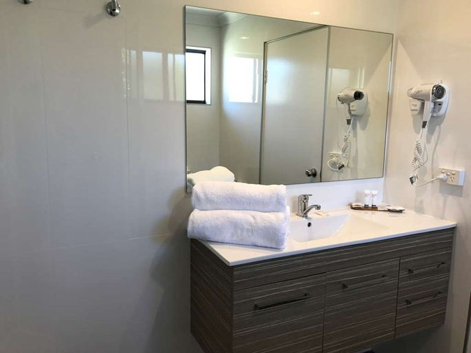 Bathroom 5, Sunseeker Motor Inn, Eurobodalla