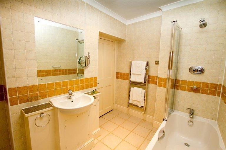 Bathroom 4, Angel & Royal Hotel, Lincolnshire
