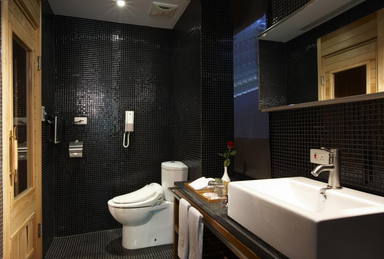 Bathroom 4, Double One, Taipei City