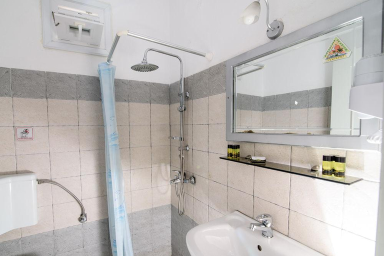 Bathroom 5, Galini Oia, South Aegean