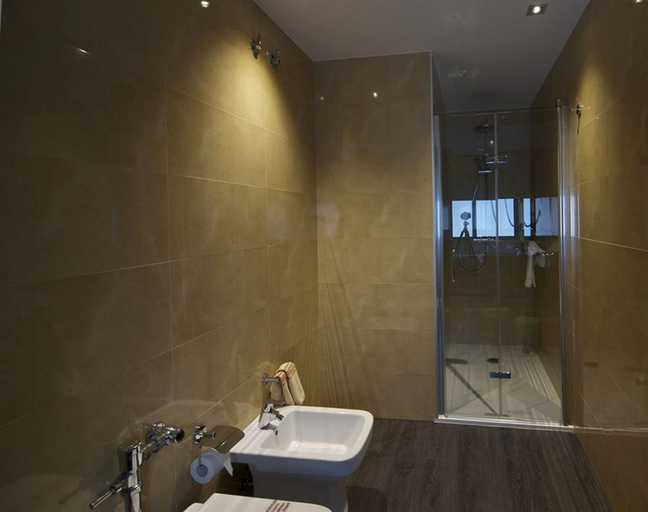 Bathroom 4, Francisco II, Ourense