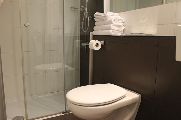 Bathroom 5, Hotel Urquinaona, Barcelona