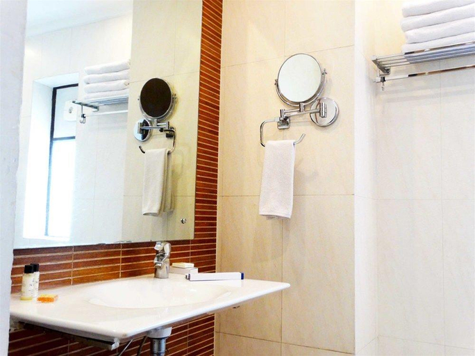Bathroom 4, The Legend Inn, Delhi