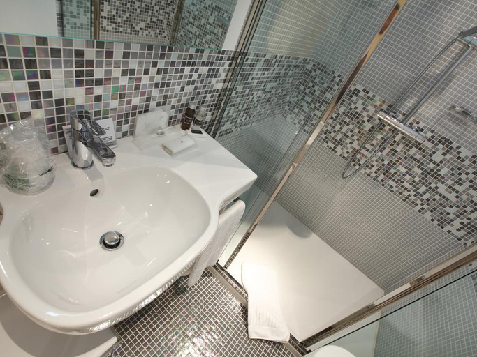 Bathroom 4, Hotel Annunziata, Ferrara