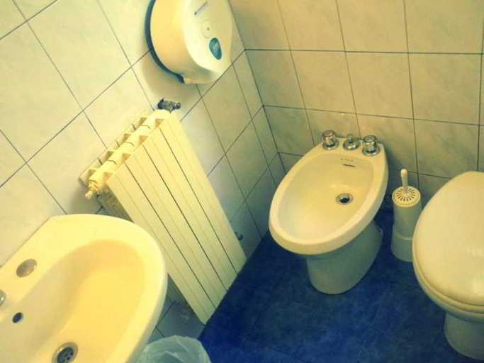 Bathroom 5, Hotel Paola, Florence