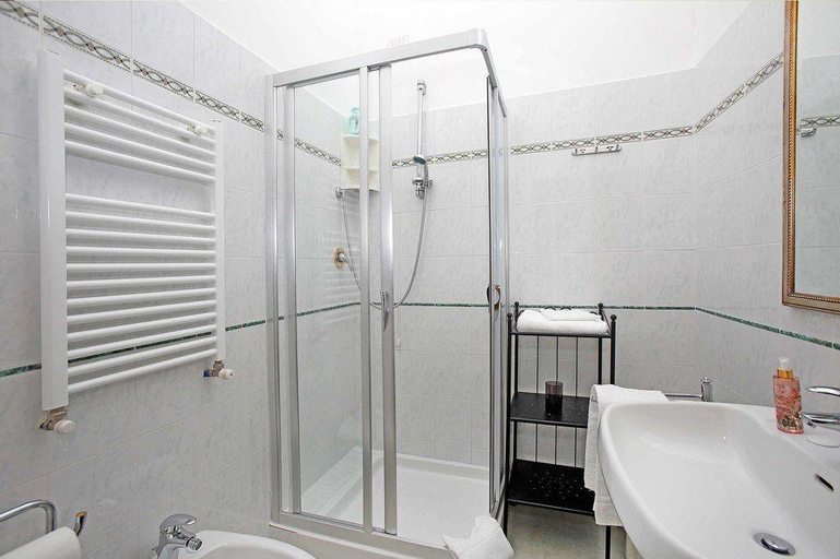 Bathroom 5, Maior, Rome