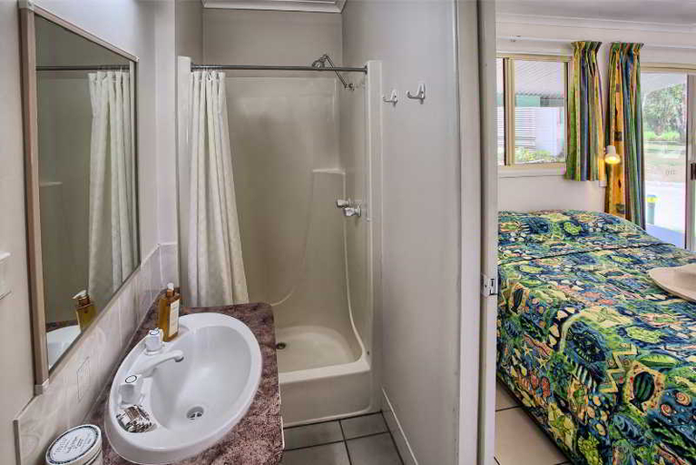 Bathroom 4, Glen Villa Resort, Byron