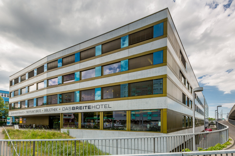 Exterior & Views 25