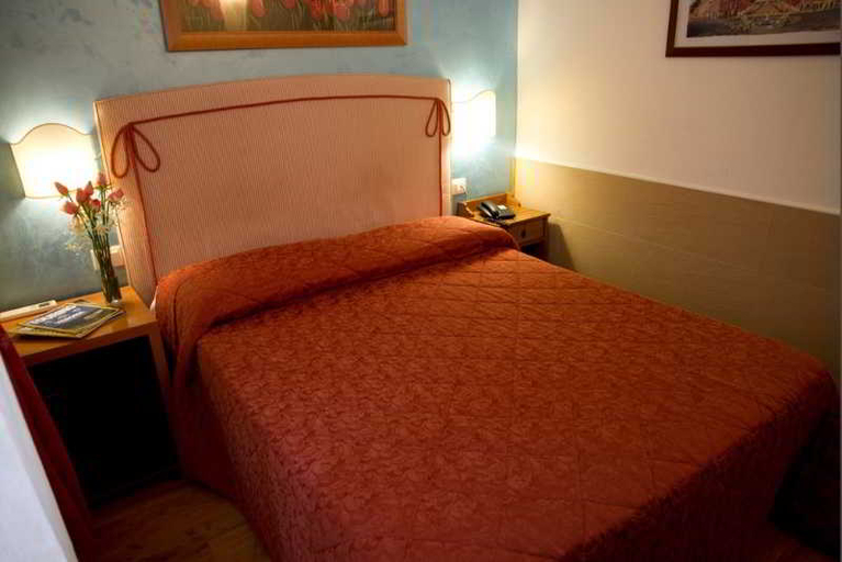 Bedroom 3, San Peter Rome B&B, Rome