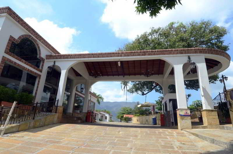 Exterior & Views
