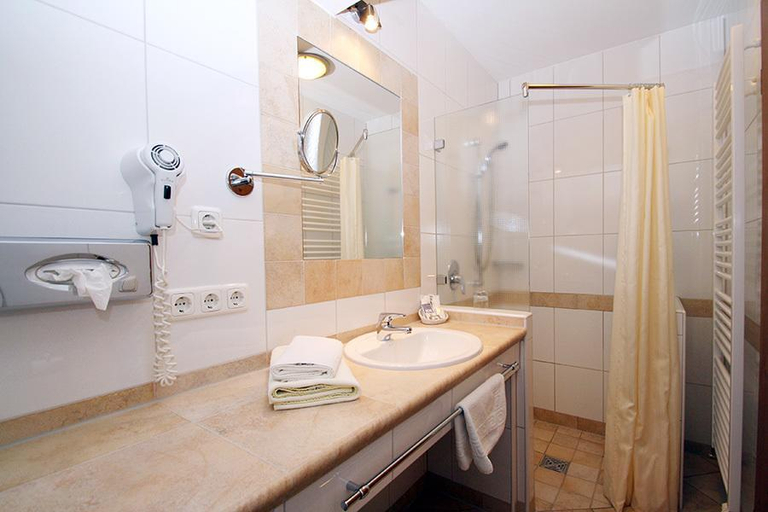 Bathroom 4, Gasthaus Bonimeier, Altötting