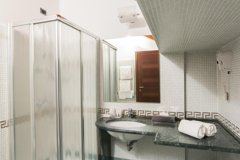 Bathroom 4, Country Hotel Castelbarco, Milano