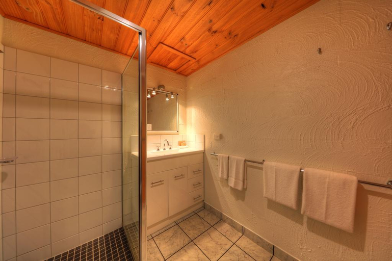 Bathroom 5, Stanley Seaview Inn, Circular Head