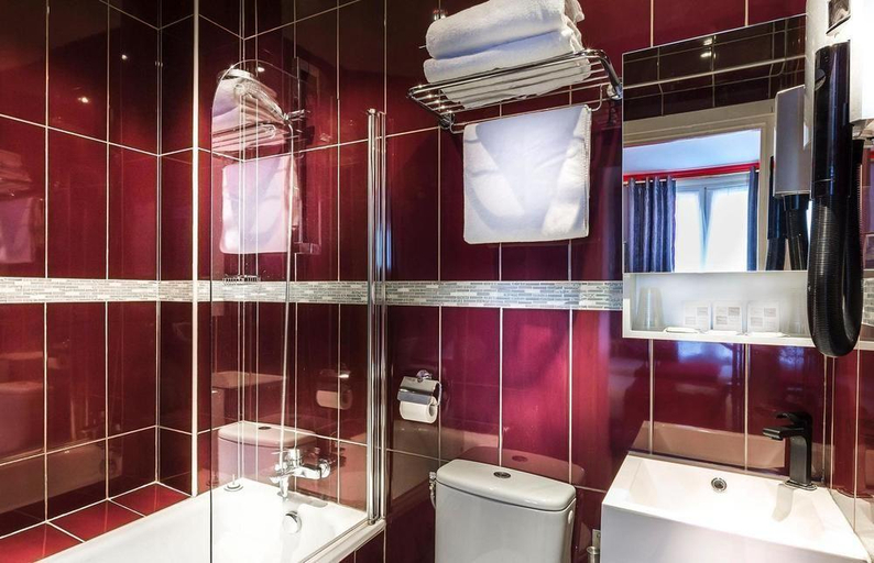 Bathroom 4, Hotel Maubeuge Gare du Nord, Paris