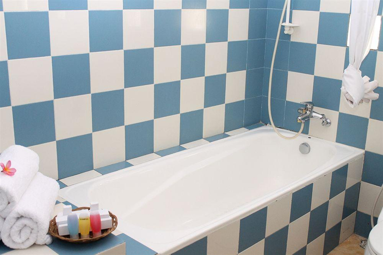 Bathroom 5, Lombok Beach Hotel, Lombok