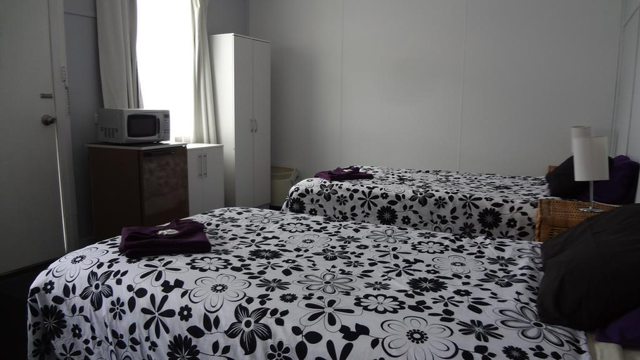 Bedroom 2, Mountain View Motel, West Coast