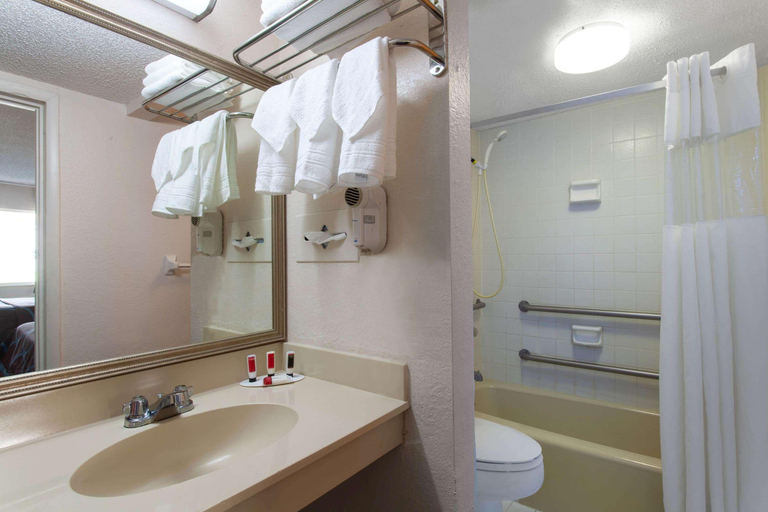 Bathroom 4, Super 8 by Wyndham Kissimmee, Osceola