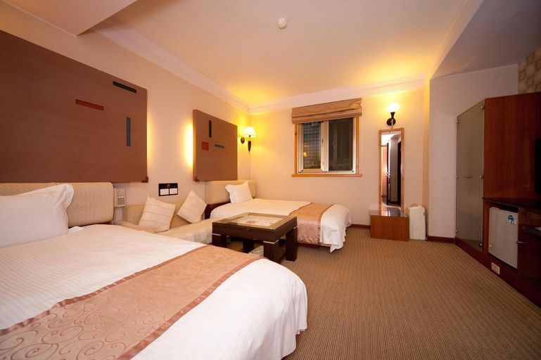Bedroom 2, Tian Long Hotel, Yilan