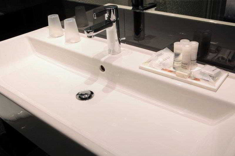 Bathroom 5, Hotel Diva Opera, Paris