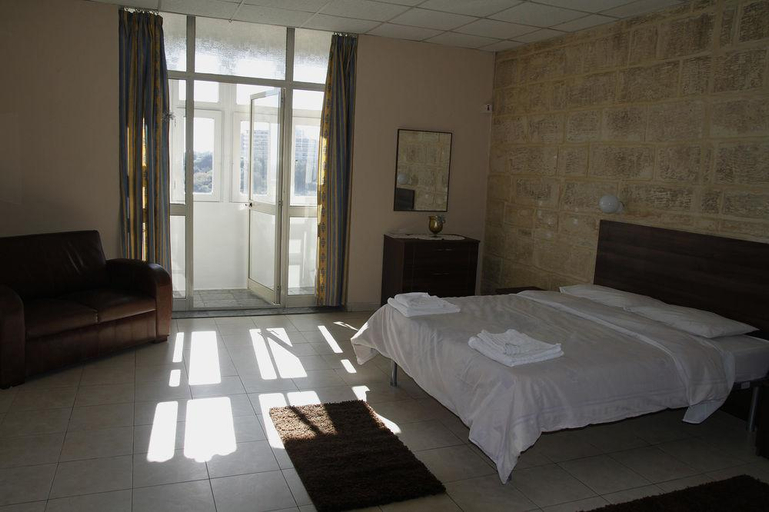Bedroom 5, Point De Vue